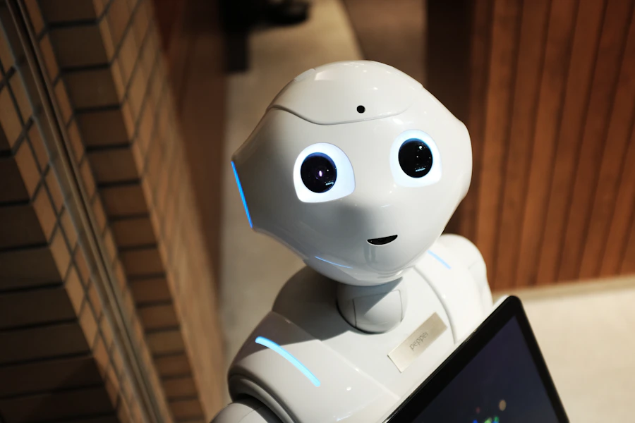 Industrijski robot z gibljivo roko v proizvodni celici